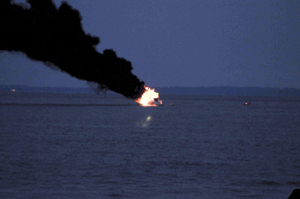 Hořící naftová loď